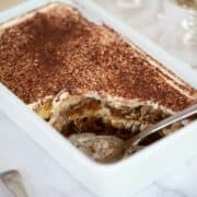Serving tiramisu speculoos.