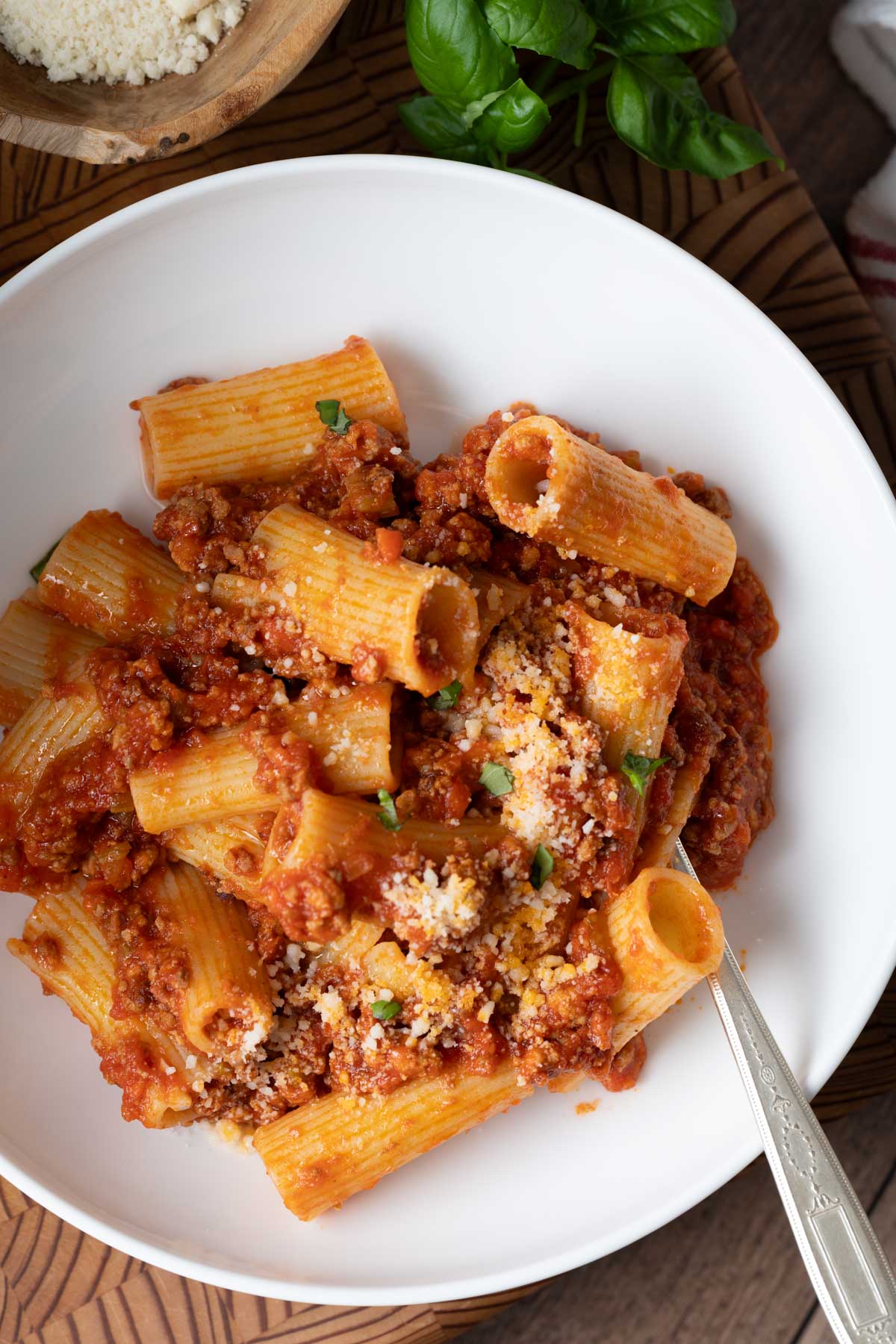A plate of rigatoni with meat sauce.