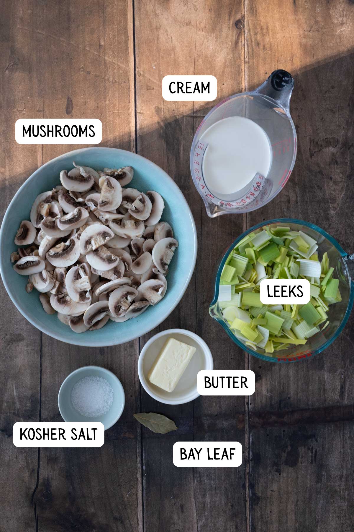 The ingredients needed to make mushroom and leek soup.